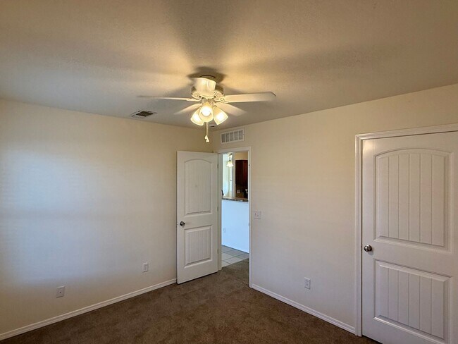 Building Photo - Great 3 Bed 2 Bath in Valencia Neighborhood