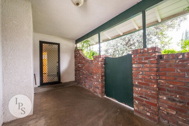 Building Photo - Fig Garden area Large Home, 4BR/3BA, Pool - Lots of Amenities!