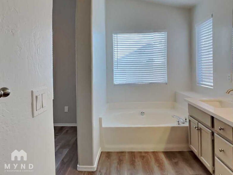 Building Photo - 1045 W Todd Dr