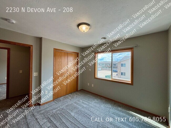 Building Photo - 2230 Devon Ave