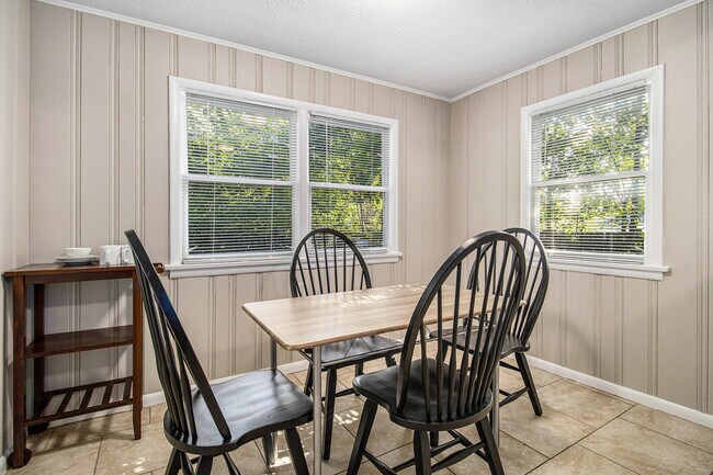 Building Photo - 805 Miner St