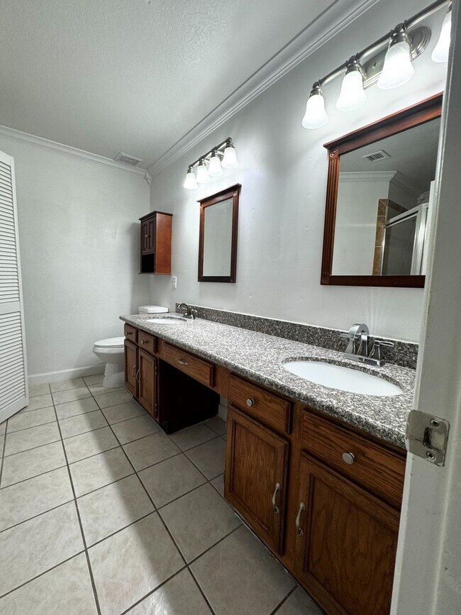 Building Photo - 3 BEDROOM WITH FIREPLACE AND LVP PLANK FLO...