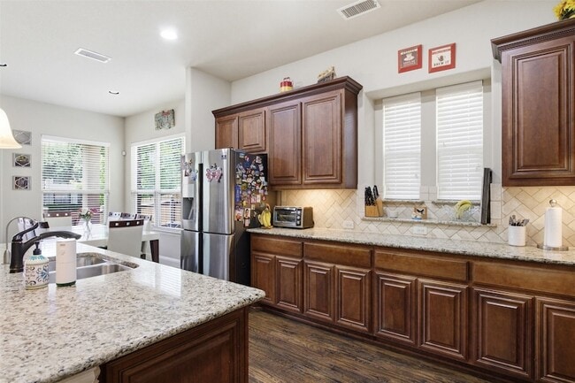 Building Photo - 2304 Lynbridge Dr