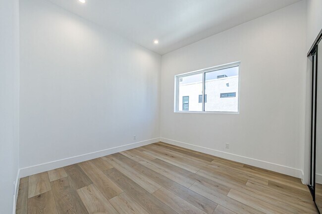Building Photo - 242 1/2 N Dillon St