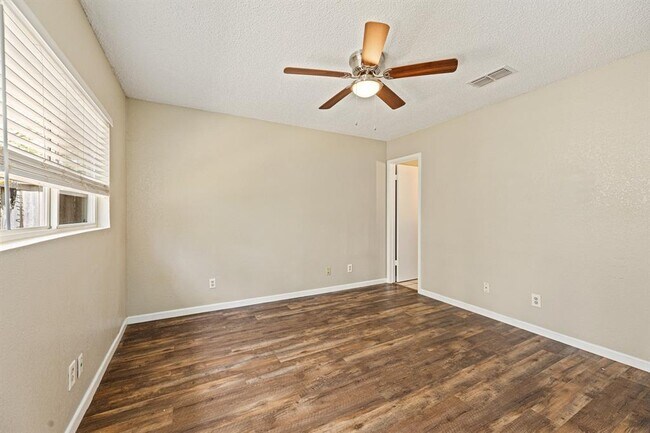 Building Photo - 906 Oleander Ln