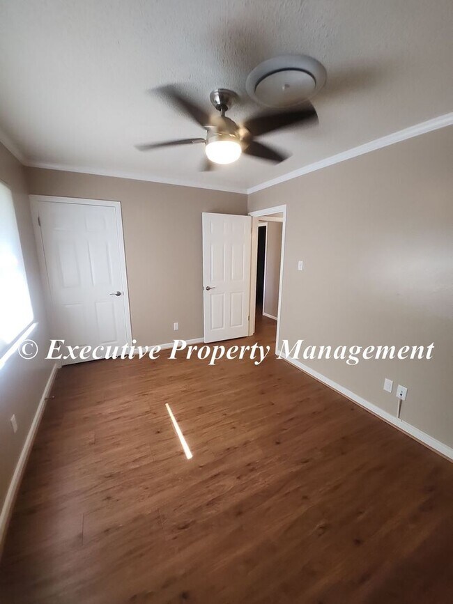 Building Photo - 1009 Robertson Ave