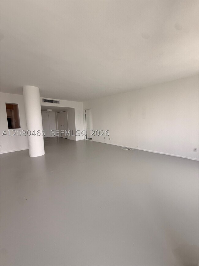 Building Photo - 900 Bay Dr E