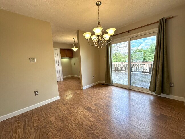 Building Photo - Three Bedroom Townhome in New Market