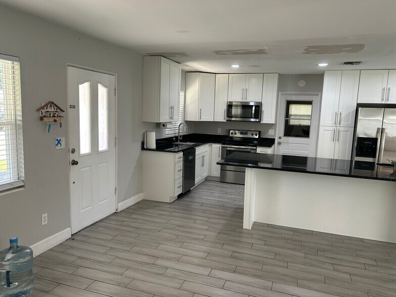 Central open kitchen - 108 Frances Dr