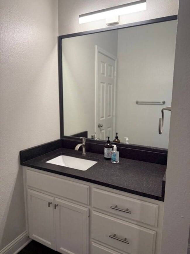 Building Photo - Rare Baylor Bubble Rental | Walk to Campus | 4 Bed / 3 Bath