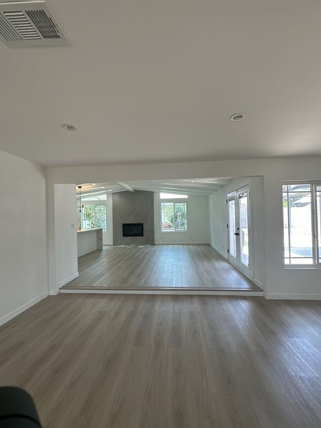 Building Photo - Spacious 3 Bed 3 Bathoom in Long Beach