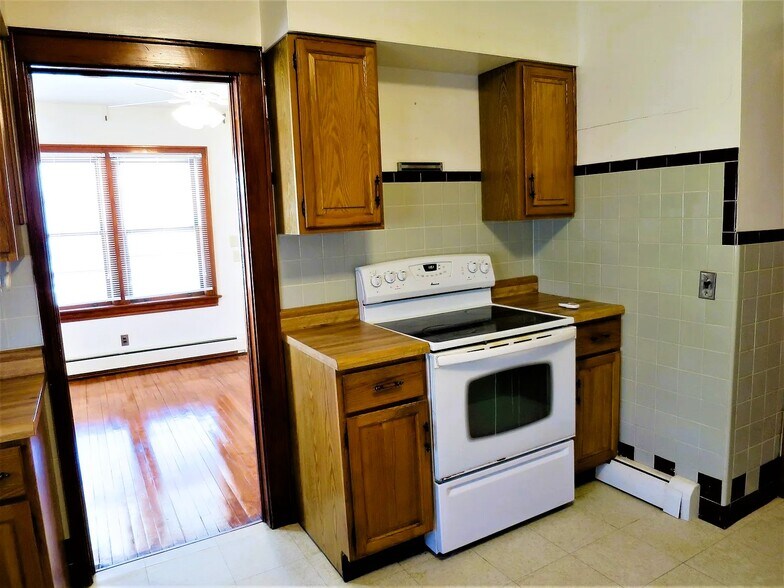 Building Photo - 208 Main St