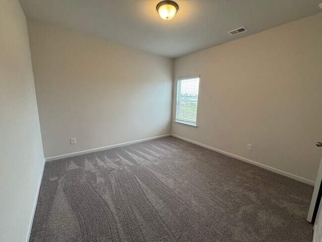 Building Photo - Newer 3/2.5 House in Armuchee- $2,200