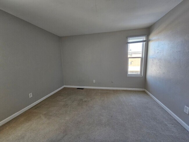 Building Photo - Virginia Vale Large 3 Story 3 Bedroom 2 1/...