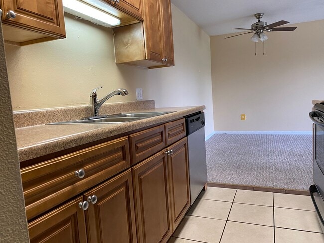 Building Photo - 2 Bed 1 Bath Condo | Pet Friendly | Washer...