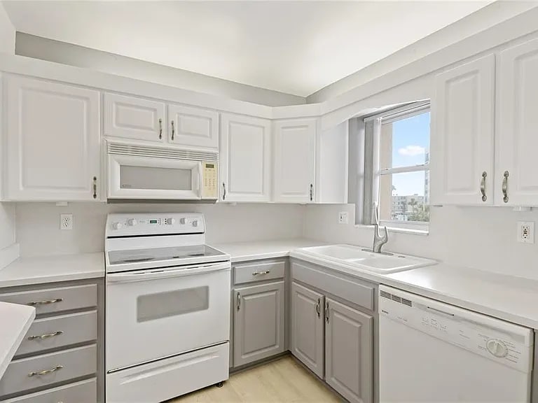 Building Photo - 7910 Sun Island Dr S