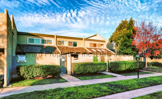 Building Photo - 3 bedroom Townhome with downstairs primary...
