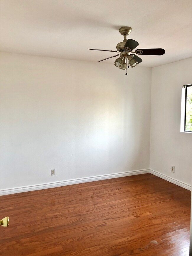 Building Photo - 3 BEDROOM 2 BATH HOUSE