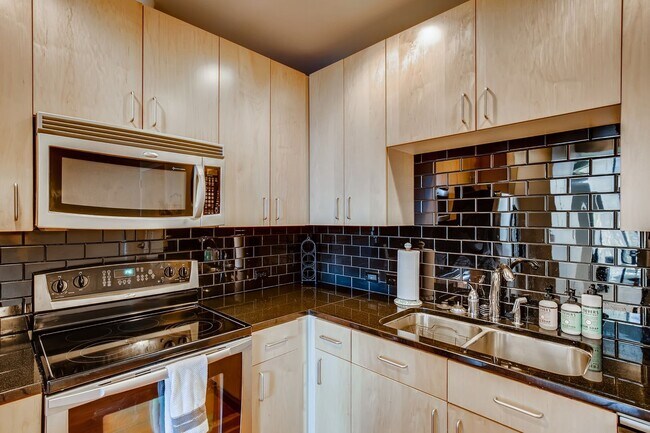 Building Photo - INCREDIBLE Riverfront Park Condo- 1BD/1BA ...