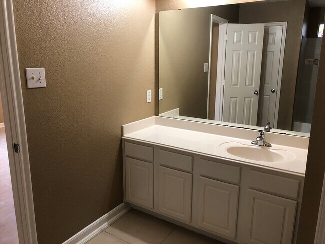 Building Photo - 19615 Hollington Dr