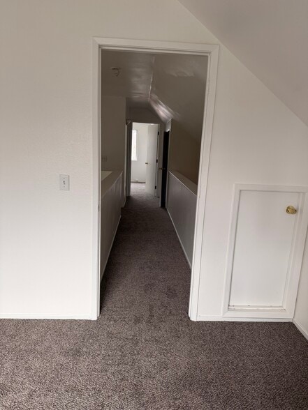 Hallway upstairs - 1253 Ravenshoe Way