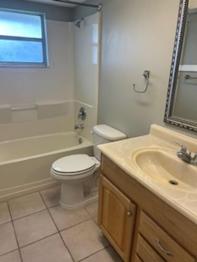 Building Photo - AVAILABLE NOW!!  Well maintained 2/2 in a ...