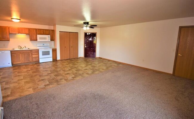 Building Photo - Large 3 Bedroom-White Lake