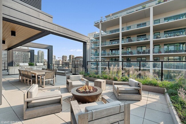 Building Photo - 366 W Superior St