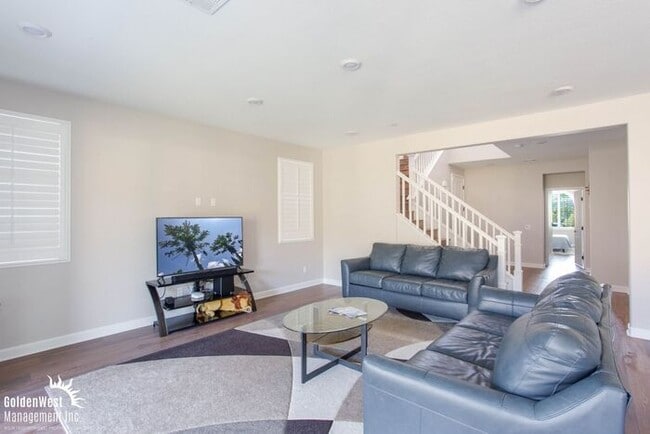 Building Photo - Stunning 5Bdm 3.5Ba Home in Escondido with...