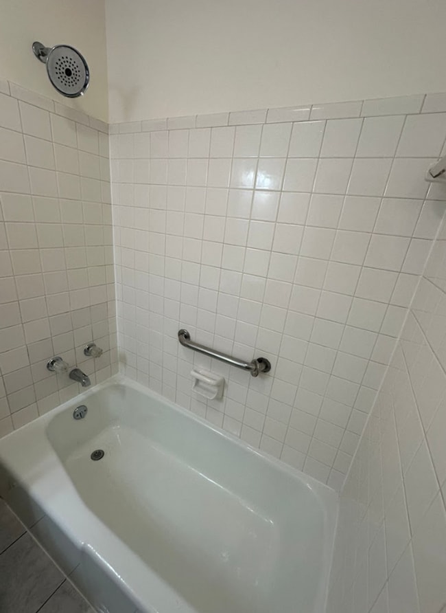 Building Photo - Renovated 2 bed 1.5 bath off Bonny Oaks