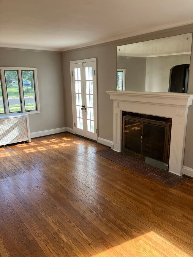 Building Photo - Charming, Classic 3 BR Brick Close to LeMoyne in Nice Neighborhood