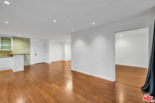 Building Photo - 723 Palisades Beach Rd