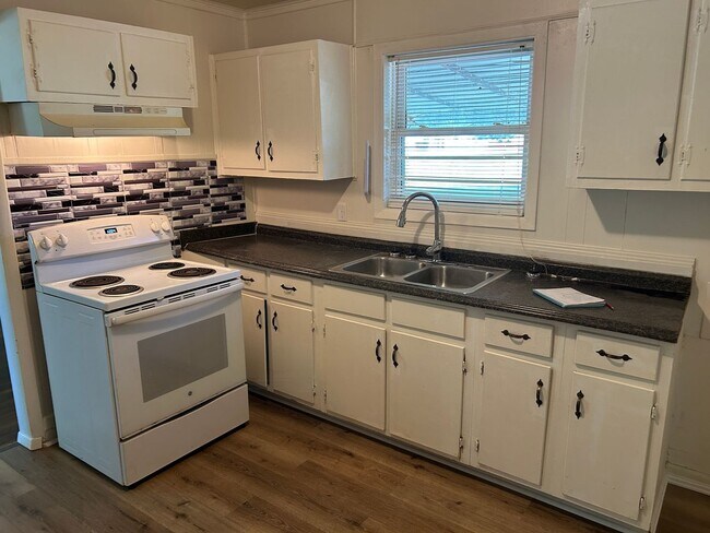 Building Photo - 2119 Elbon Dr
