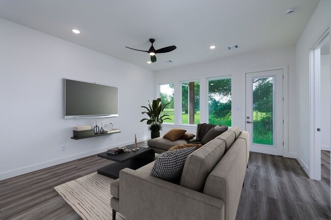 Building Photo - 68 Fairway Dr