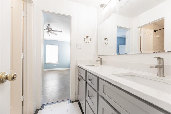 Building Photo - 25951 Ravenside Dr