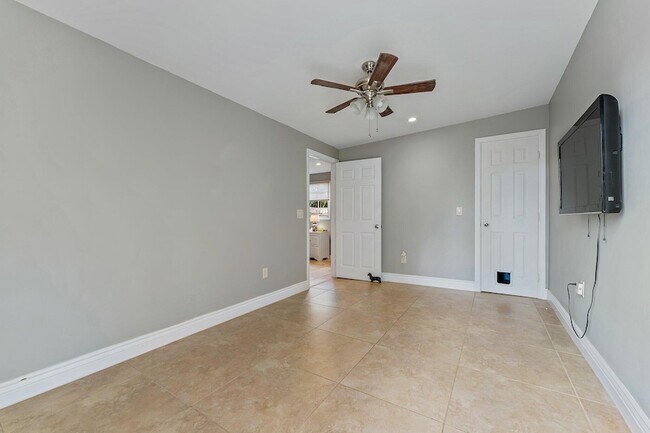 Building Photo - 5854 SE Orange Blossom Trail