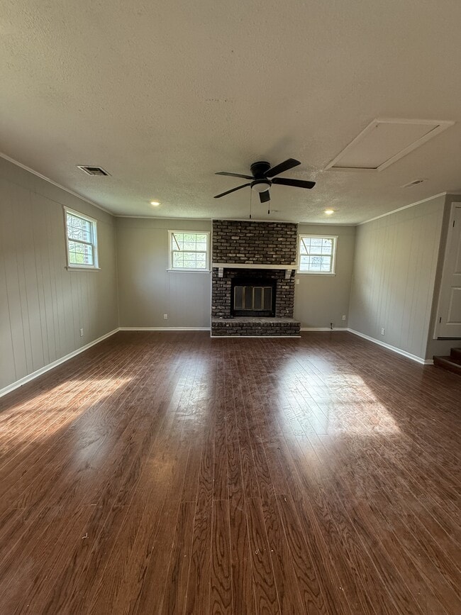 Building Photo - 3728 Hickory Ave SW