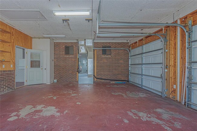 Building Photo - 933 N Clara Ave