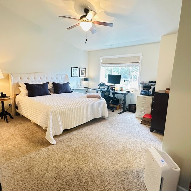 Building Photo - Unfurnished Elegant Townhome – Dual Primar...