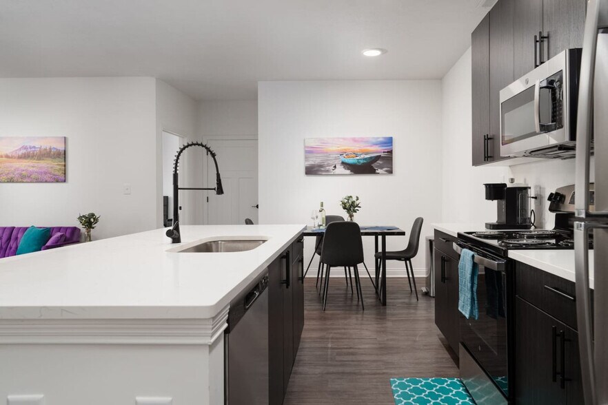 Building Photo - 5842 Leisure Ln