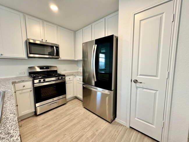 Building Photo - Charming 3/2 Home with Garage, Fenced Backyard & Community Amenities!