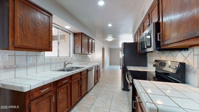 Building Photo - 1330 W 13th St