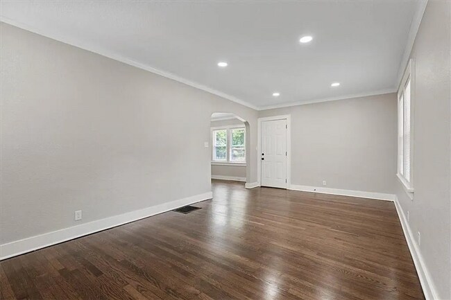 Building Photo - Stunning and Spacious 5BR 2BA Home in Kansas City