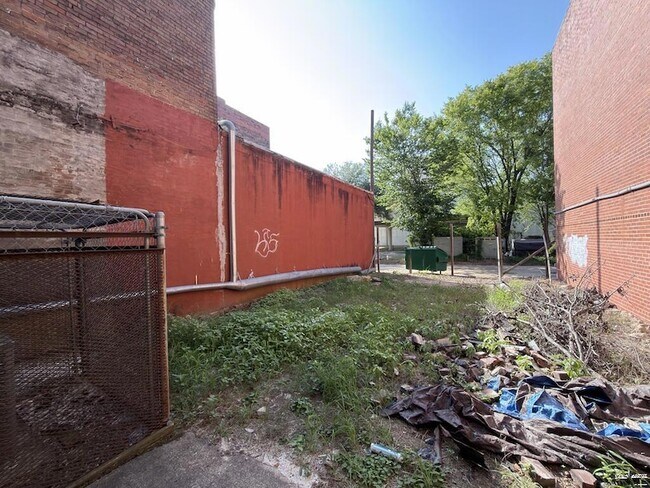 Building Photo - 211 E Broad St