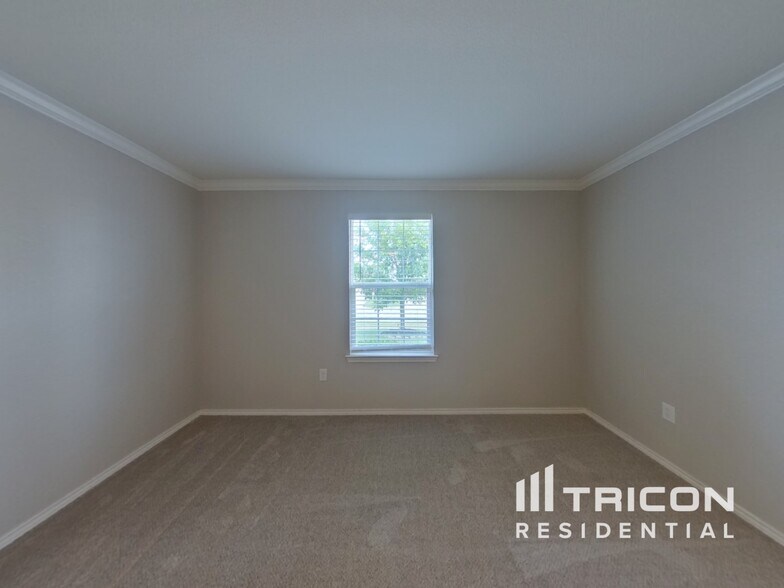 Building Photo - 1636 Vernon Dr