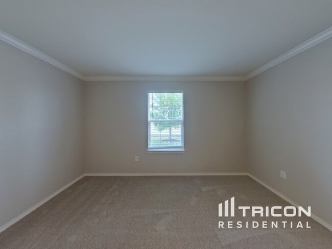 Building Photo - 1636 Vernon Dr