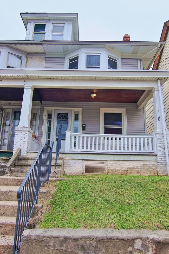 Building Photo - Beautifully Renovated 3BD/1BA Twin!