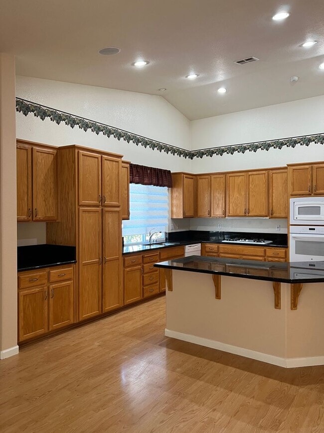 Building Photo - Beautiful Green Valley Home
