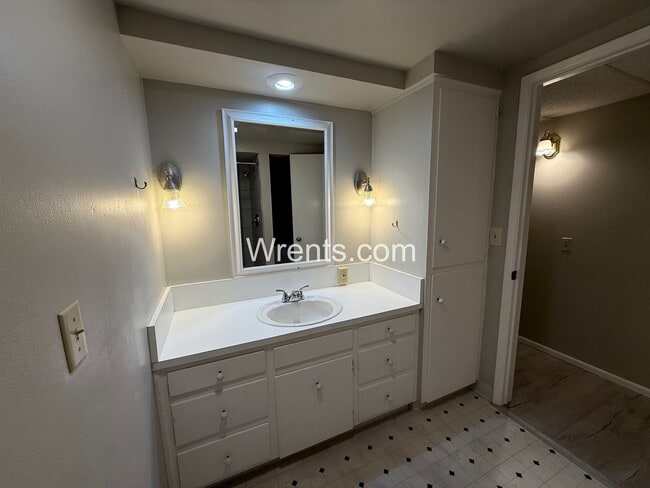 Building Photo - Spacious 6-Bedroom Home with Pool & Multiple Fireplaces – Great Northside Location!