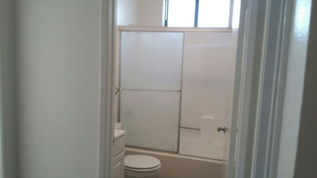 Building Photo - 1627 N Fair Oaks Ave